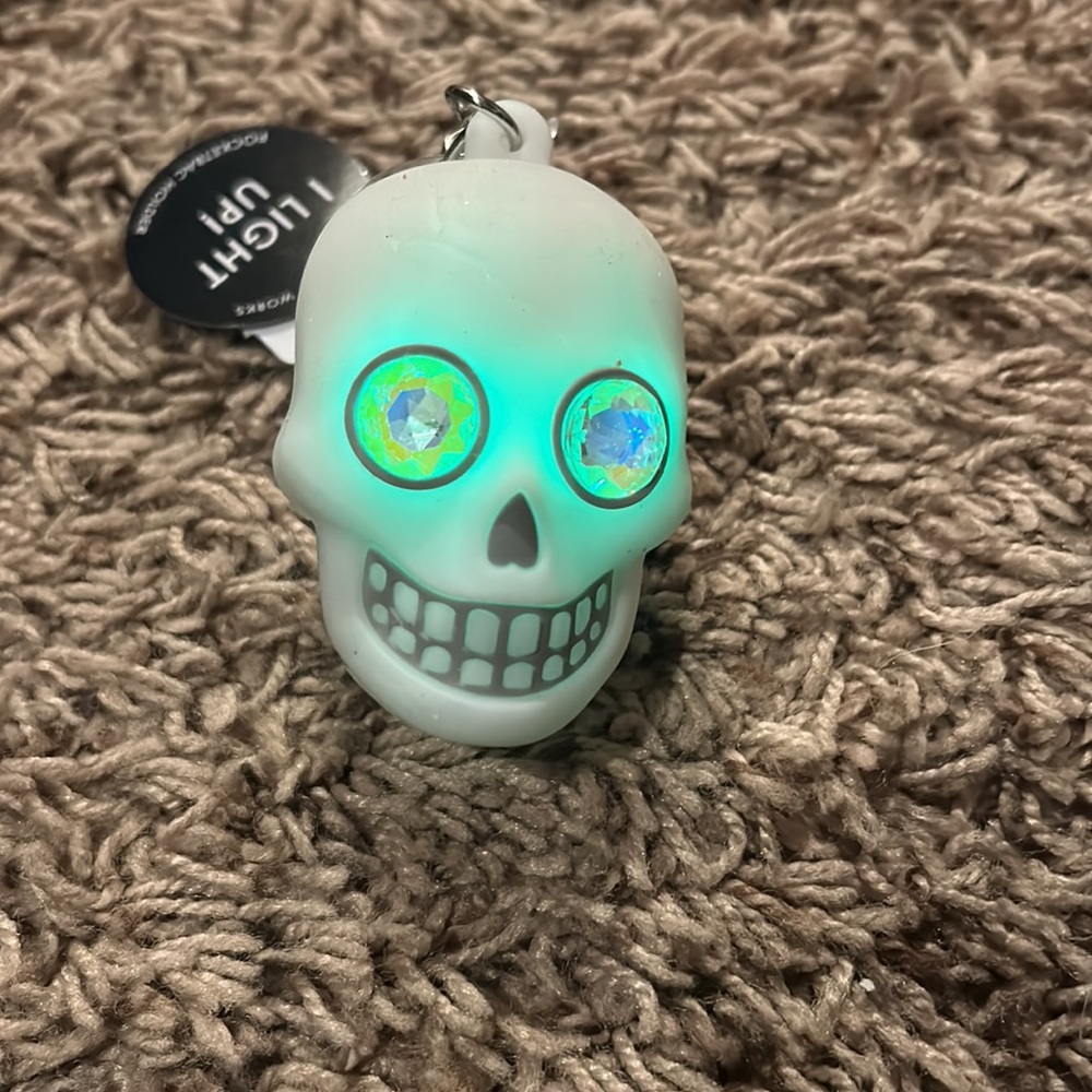 New Bath & body works light up skull pocketbac holder